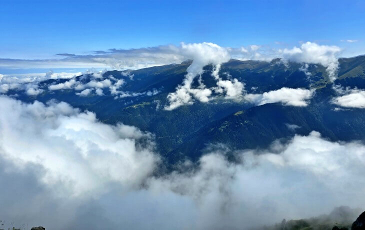 uzungöl çevresindeki yüksek dağlarda bulutların arasında kalan yaylalar ve geniş karadeniz manzarası